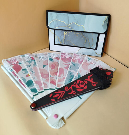 Eventail et porte-cartes
